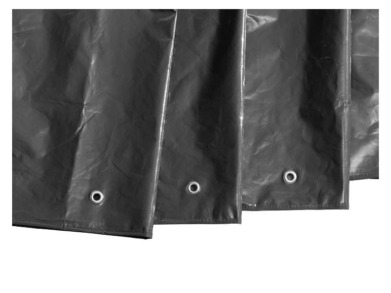 Une bâche en plastique noire pliée avec des œillets métalliques.