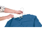 Mains accrochant un cardigan bleu sur un cintre blanc.