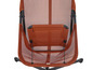 Un fauteuil suspendu orange avec un dossier et un siège en maille.