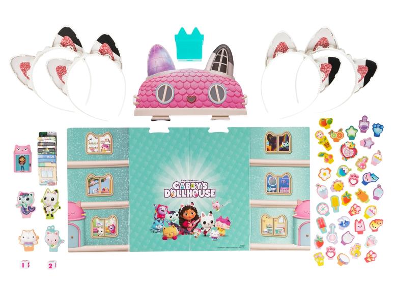 Un jeu Gabby's Dollhouse avec une maison de poupée, des accessoires et des oreilles de chat.