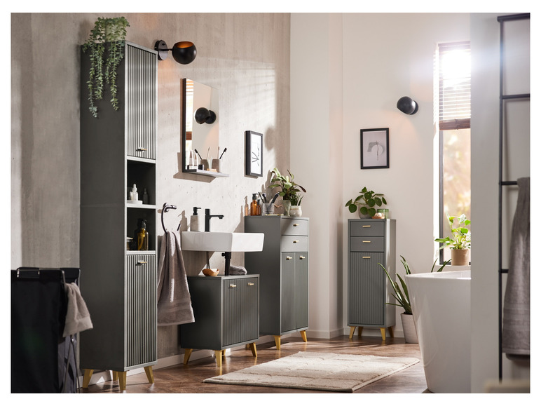Salle de bain avec un lavabo, des armoires et une baignoire.