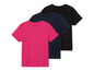 Trois t-shirts unis en rose, bleu marine et noir.
