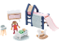 Ensemble de meubles de poupée: lit avec toboggan, table de chevet, berceau, chaise haute et figurines.