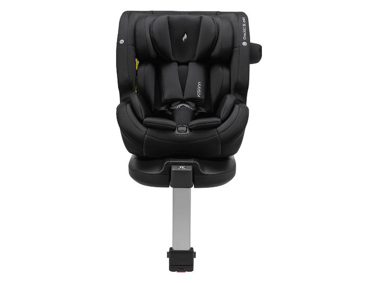 Siège auto noir pour bébé avec harnais à cinq points et base réglable.