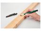 Crayon de charpentier PARKSIDE traçant une ligne sur une pièce de bois, avec un crayon supplémentaire à côté.