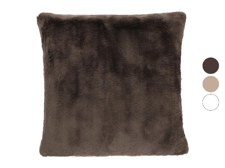 Coussin en fausse fourrure marron avec trois échantillons de couleur à côté.