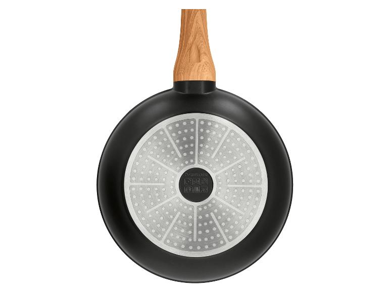 Poêle avec manche effet bois et base à induction avec symboles de cuisson.