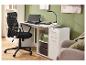 Bureau blanc avec chaise de bureau noire, écran portable et lampe de bureau.