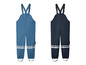 Deux pantalons imperméables bleus avec des bretelles et des bandes réfléchissantes.
