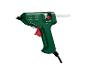 Pistolet à colle chaude Parkside, vert et rouge, avec un bâton de colle blanc.