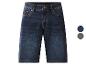 Short en jean bleu foncé avec surpiqûres orange et boutons métalliques.