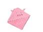 Serviette de bain rose à capuche avec visage d'ourson brodé pour bébé.
