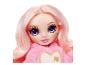 Poupée Rainbow High aux cheveux roses et pyjama en peluche rose avec un cœur doré.