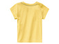 T-shirt jaune à manches courtes.