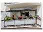 Parasol double gris sur un balcon fleuri