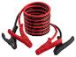 Câbles de démarrage rouges et noirs avec pinces sur fond blanc.