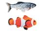 Deux jouets en peluche en forme de poisson : un poisson argenté et un poisson clown.