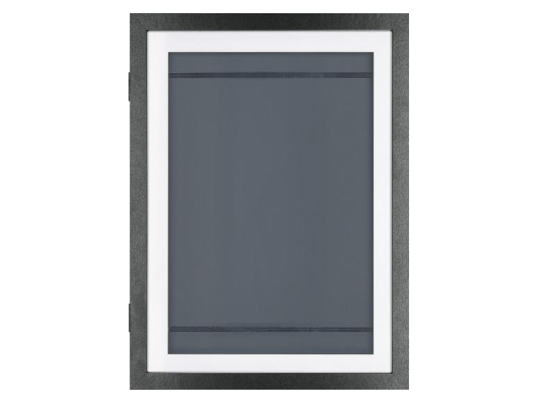 Cadre photo rectangulaire gris avec passe-partout blanc et fond sombre