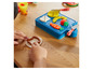 Un enfant utilise Play-Doh pour faire des sandwichs avec un set Play-Doh.
