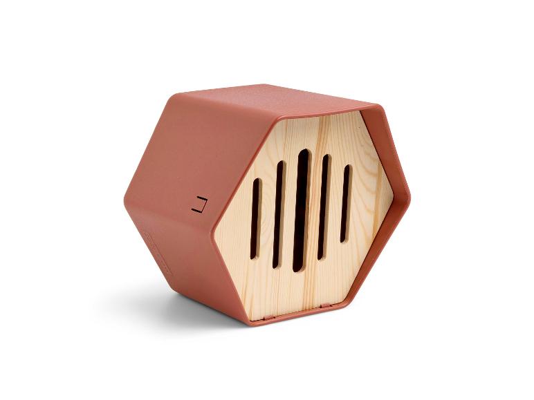 Hôtel à insectes hexagonal couleur terre cuite avec façade en bois