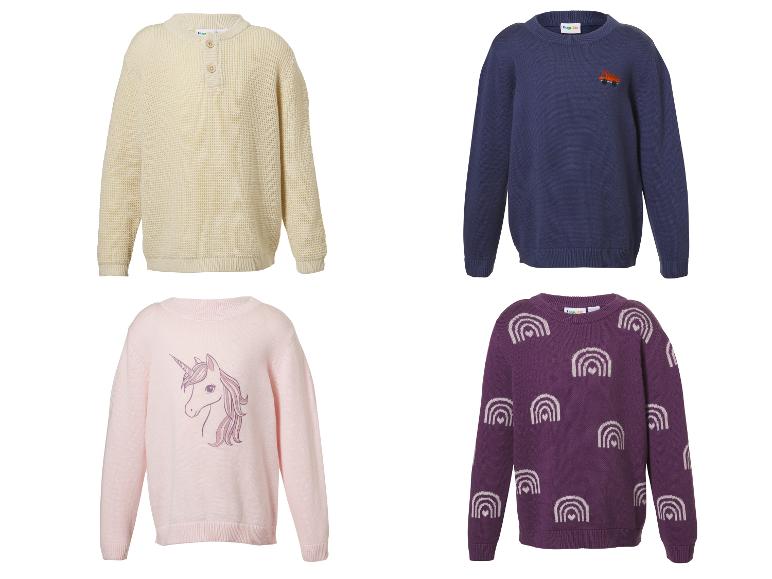 Quatre pulls pour enfants : un crème en maille gaufrée, un bleu marine avec un camion, un rose avec une licorne et un violet avec des arcs-en-ciel.