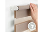 Un store enrouleur beige avec un symbole de tournevis.