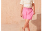 Un short rose avec un t-shirt rayé.