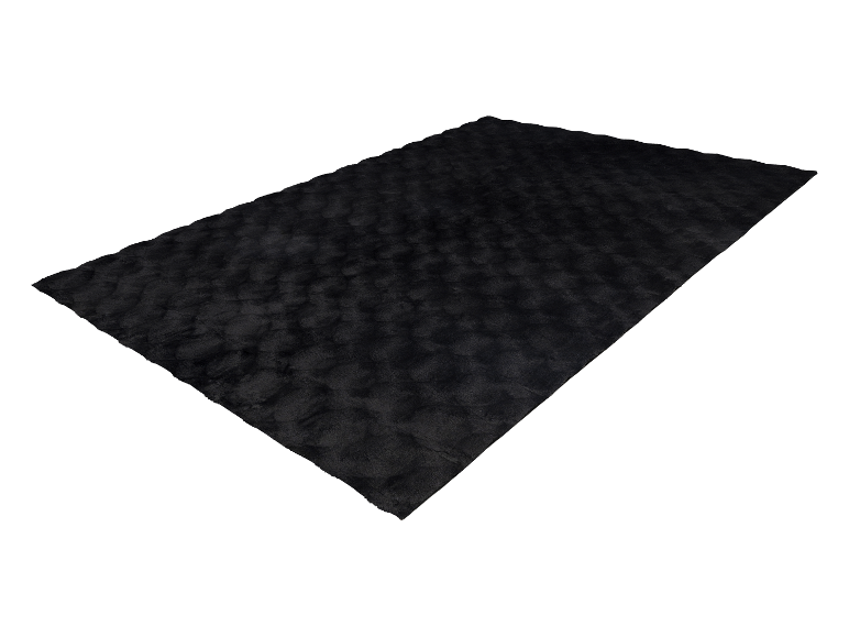 Tapis noir moelleux, style moderne.