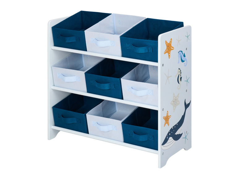 Une étagère blanche avec des boîtes de rangement bleues et grises claires sur le thème de la mer.