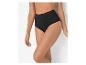 Femme en culotte noire taille haute, avec un design côtelé.
