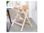Chaise haute bébé en bois avec plateau et harnais, avec bol et tasse.