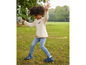 Un enfant portant un t-shirt blanc avec 'SOME' dessus et un jean bleu joue avec un hula-hoop.