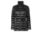 Une veste matelassée noire avec fermeture éclair et ceinture.