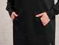 Sweat-shirt à capuche noir avec une grande poche à l'avant.