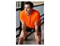 Homme portant un t-shirt orange et un short noir de la marque Craft.
