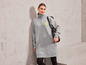 Une robe sweat grise de Better Sport avec un tapis de yoga