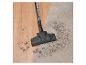 Aspirateur nettoyant la saleté d'un tapis et d'un parquet.