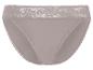 Une paire de culottes gris clair avec de la dentelle.