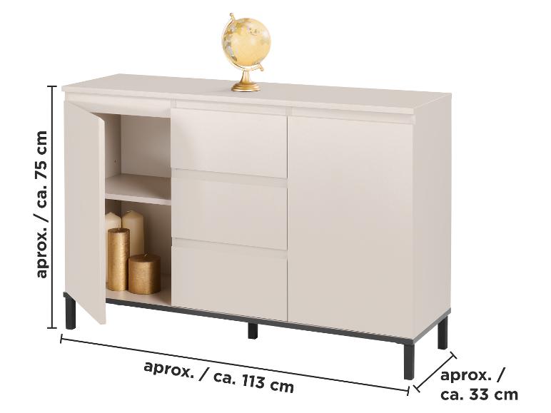 Commode crème avec trois tiroirs et une étagère ouverte, avec un globe sur le dessus, dimensions : 75x113x33 cm.