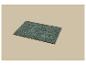 Un tapis rectangulaire vert foncé sur un fond beige.