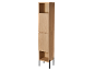 Armoire haute et étroite en bois clair avec deux portes et des étagères ouvertes.