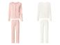 Deux ensembles de pyjamas : un rose avec un cardigan et un pantalon, et un blanc avec un haut et un pantalon.