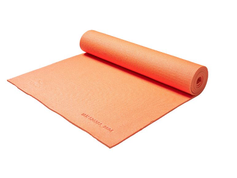 Tapis de yoga orange, partiellement enroulé