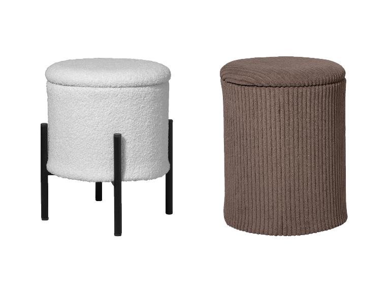 Deux poufs de rangement ronds : un blanc en tissu bouclé avec des pieds noirs, et un marron côtelé.