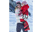 Une femme et un enfant en vêtements d'hiver, dont une veste rouge et un pantalon 'Mountain Slopes'.