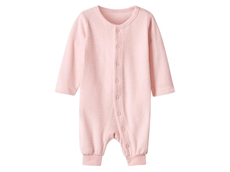 Grenouillère rose à manches longues pour bébé avec boutons sur le devant.