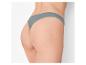 Fesses de femme en string gris, vue de côté.