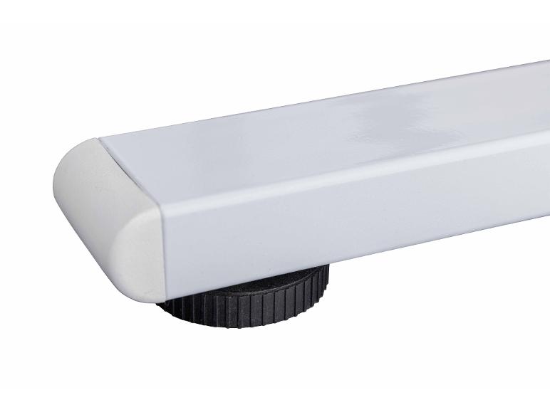 Détail d'un pied de table métallique blanc avec un embout en plastique noir.