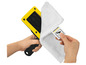 Un chiffon en microfibre Karcher et un appareil de nettoyage pour nettoyer.