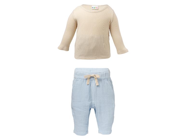 Ensemble bébé : haut côtelé beige à manches longues et pantalon bleu clair en mousseline.